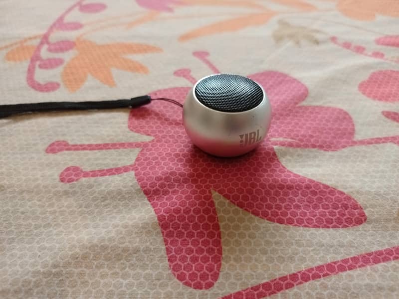 jbl  Bluetooth speaker 0
