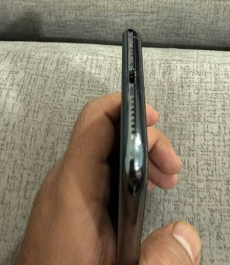 Apple iPhone 11 Pro Max 4