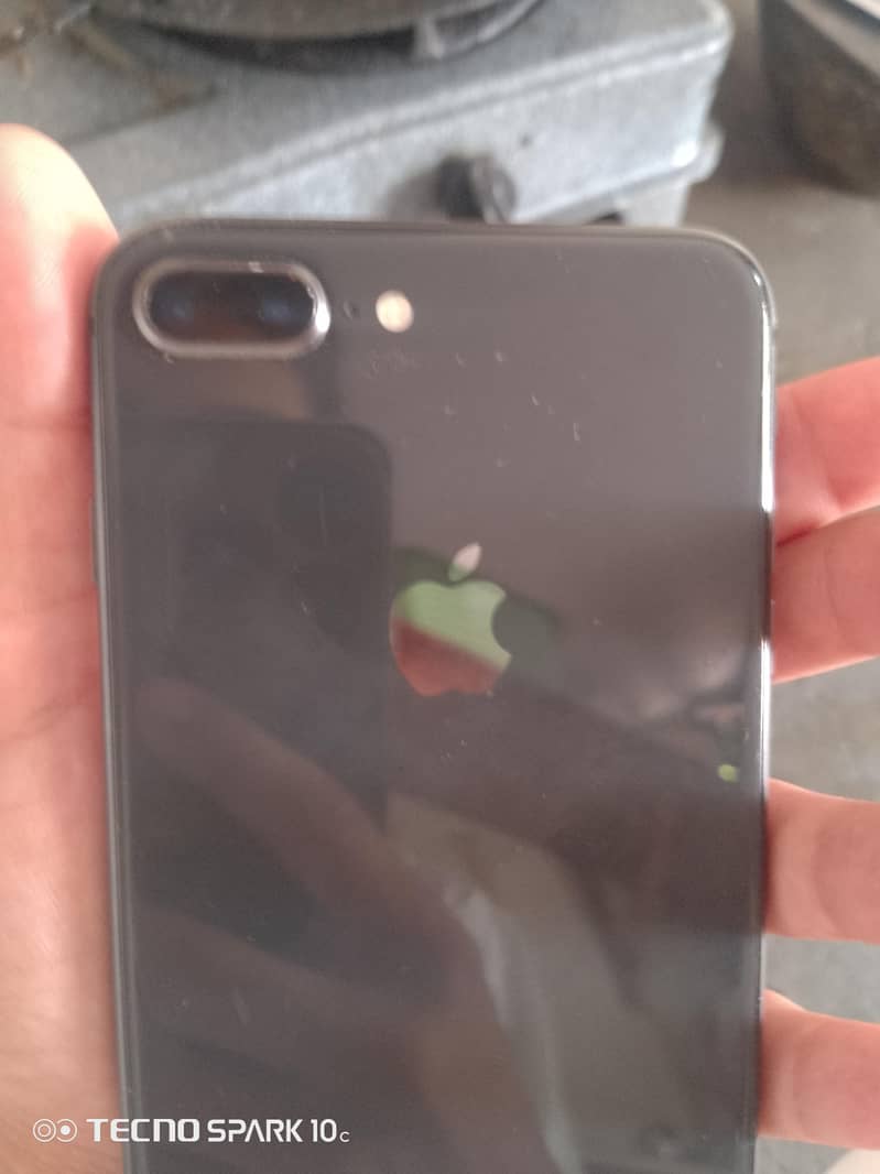 Apple iPhone 8 Plus 3