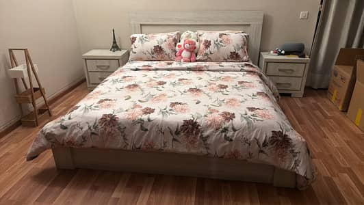 Dubai home center bedset. Queen size