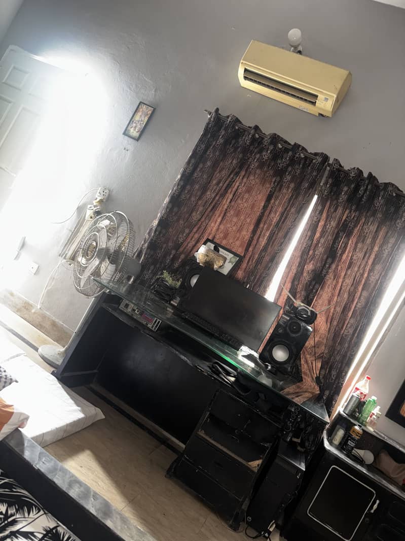 Computer table with glass 1