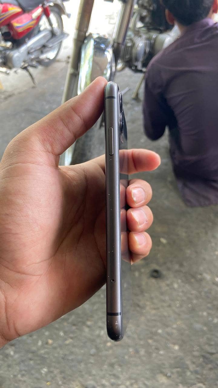 Apple iPhone 11 4