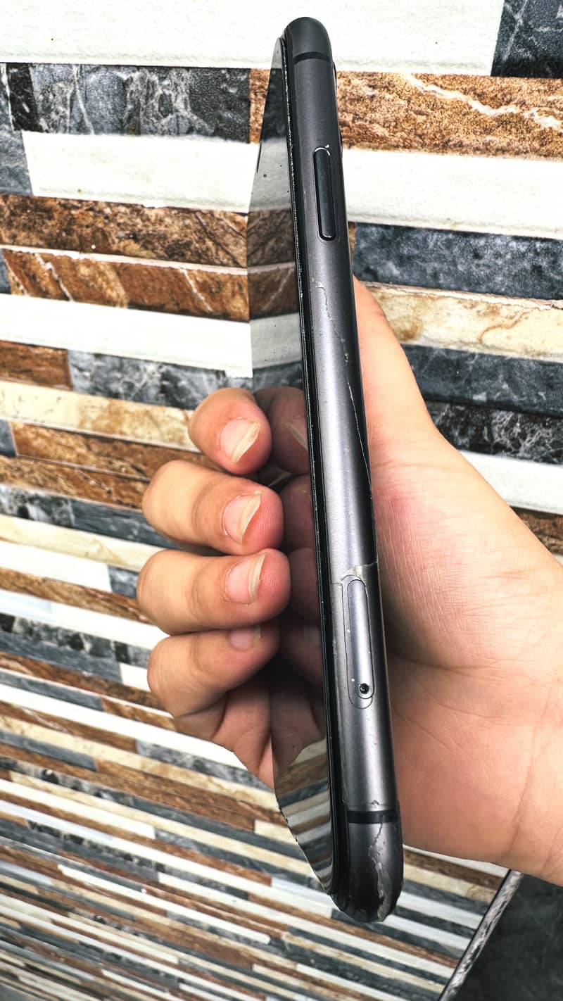Apple iPhone 11 4