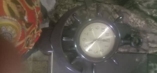 Beautiful Clock with a set of Wall Hangings