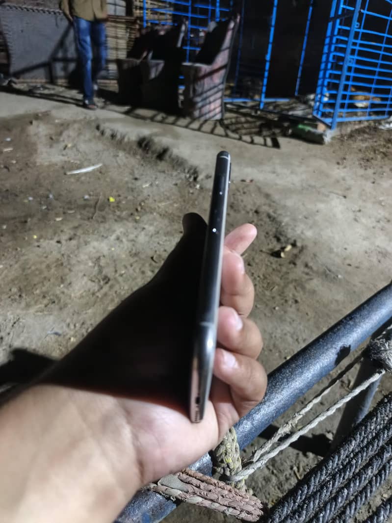Apple iPhone X 4