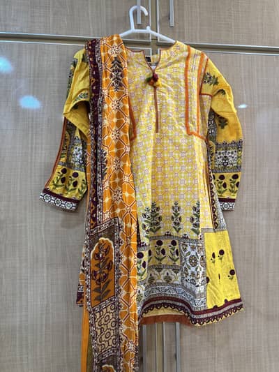 Brand : almirah Usage: wore only once Price : 4500 Size: xs
