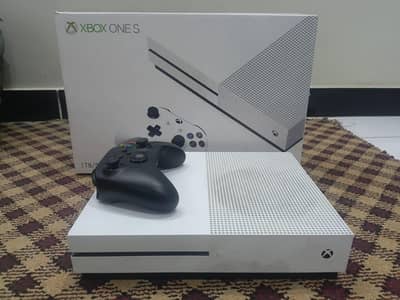 XBOX ONE S x 500GBS x 1 controller