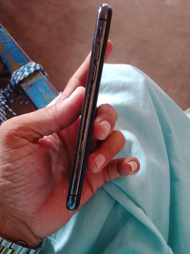 Apple iPhone X 4