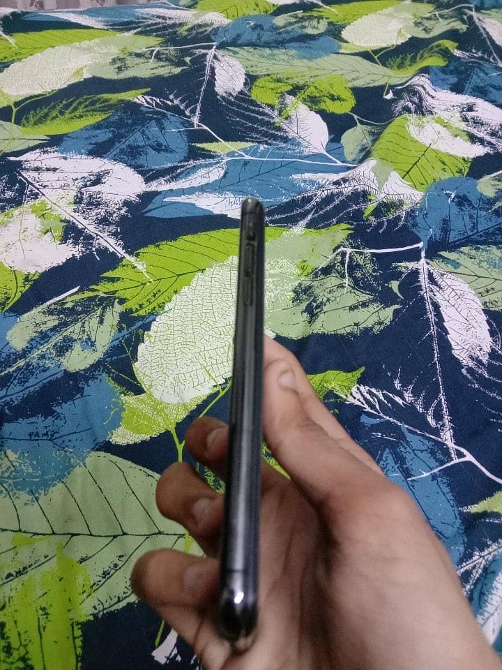 Apple iPhone X 3
