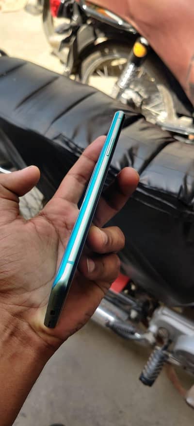 12+12=256GB all ok hai 10/10 condition back cover change hai