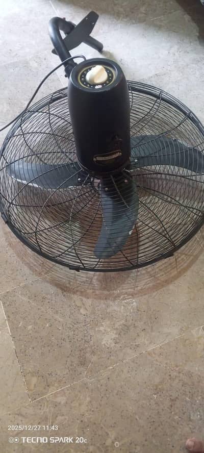 I am selling my bracket fan.