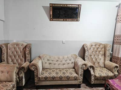 ​"Stunning 7-Seater Royal Crown Sofa Set – Excellent Condition!"