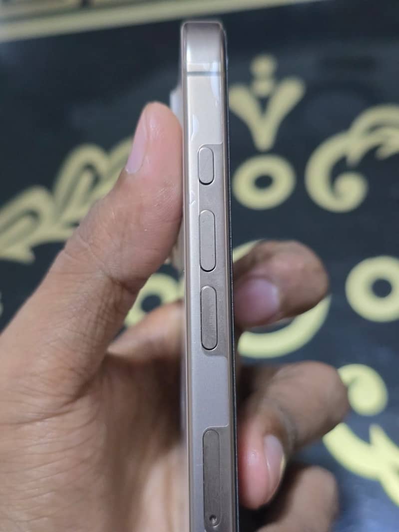 Apple iPhone 16 Pro 1