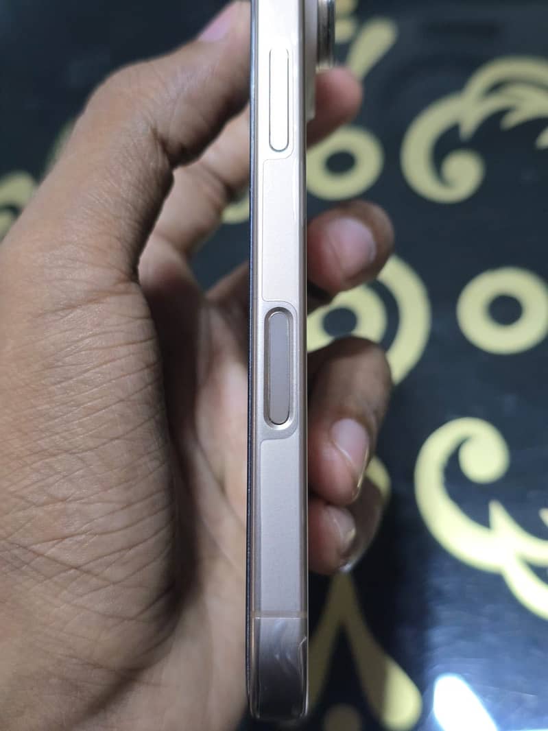 Apple iPhone 16 Pro 2