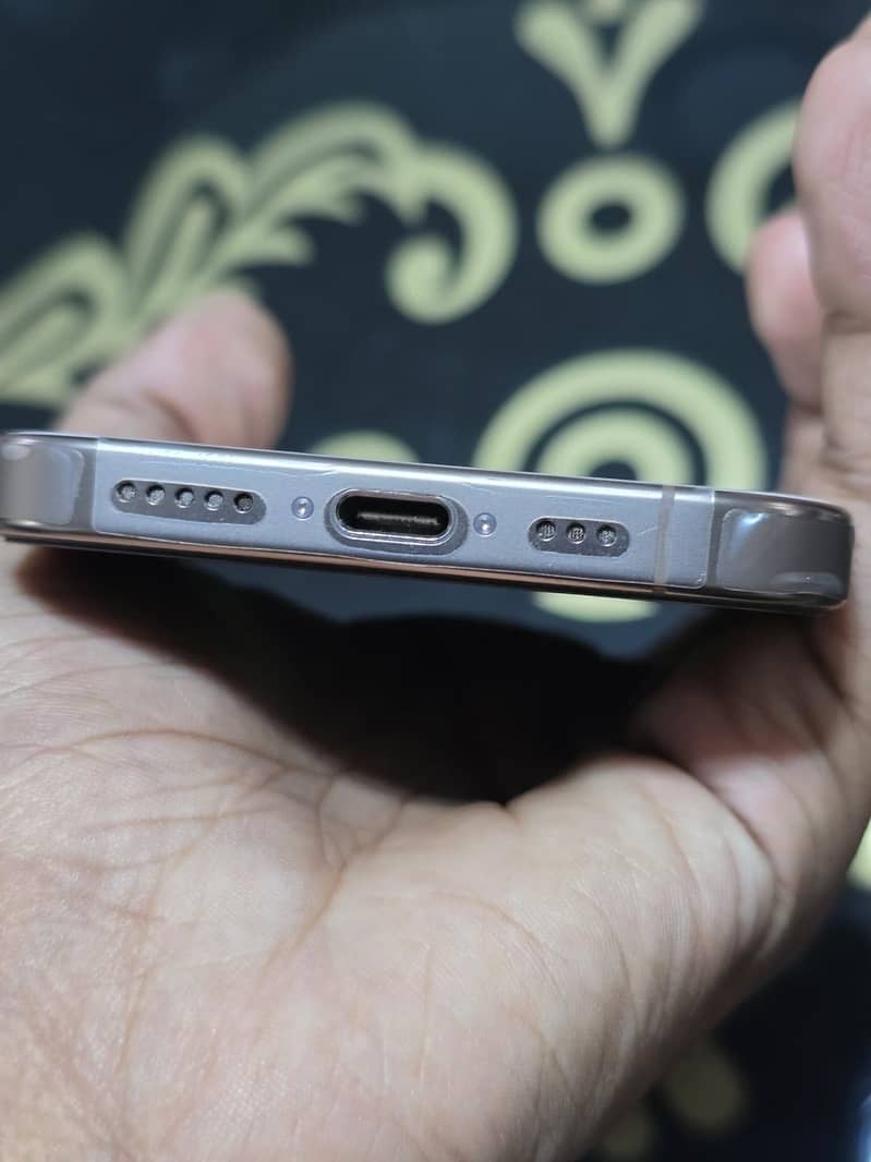 Apple iPhone 16 Pro 3