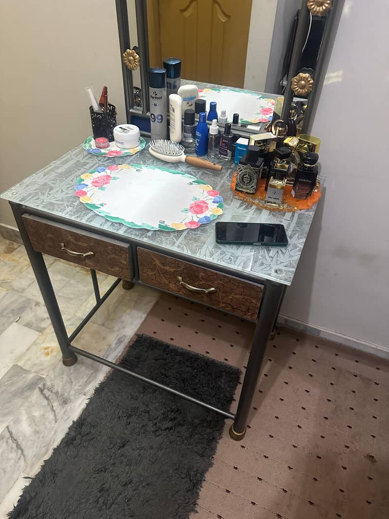 Dressing table with mirror 3