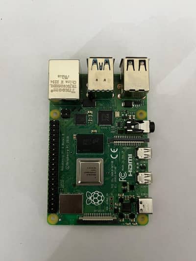 Raspberry Pi 4 4GB (UK Model) + 32GB Card + Cooling Case