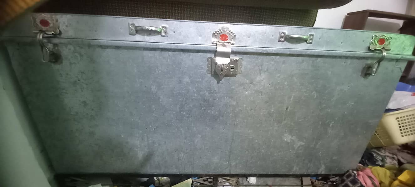 Trunk . storage box. 0