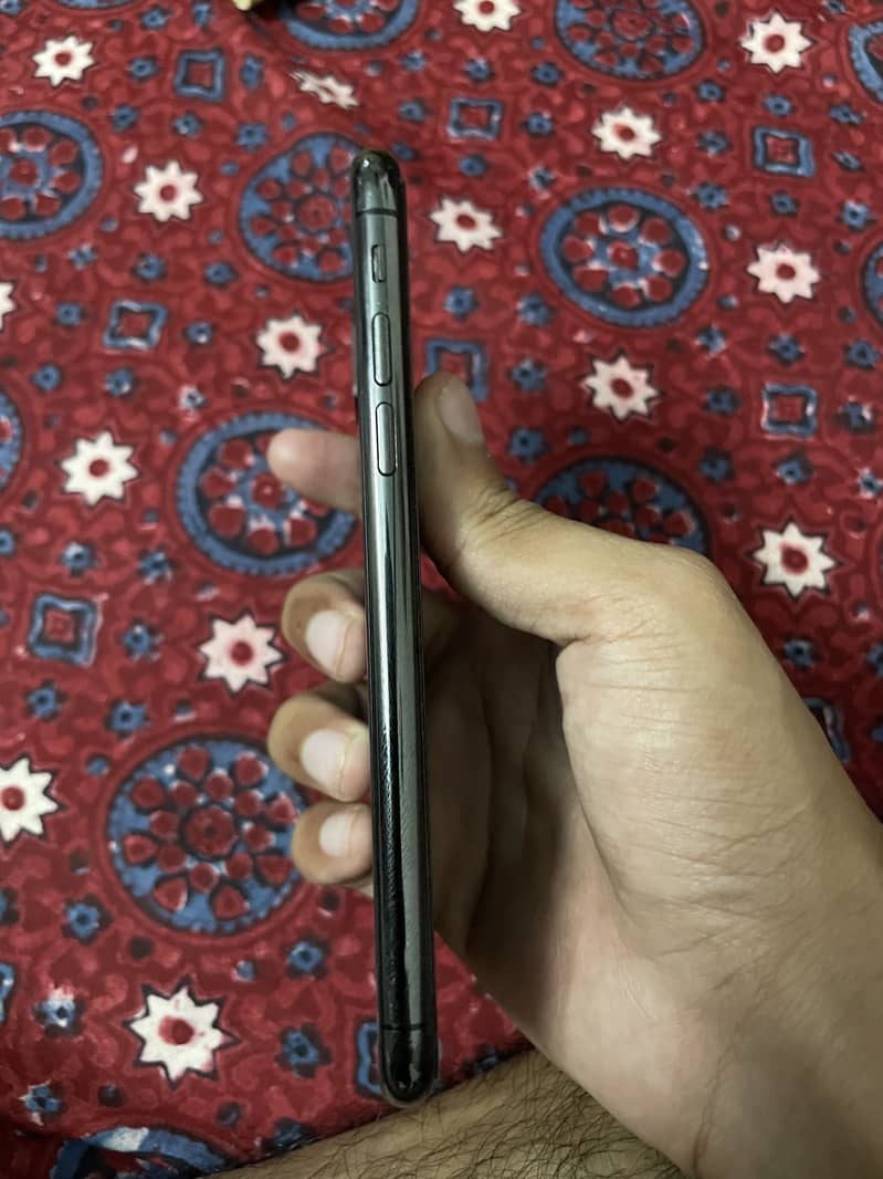 Apple iPhone X 4
