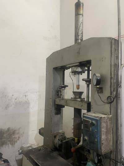 Hydraulic press moulding machine 14 plunjer