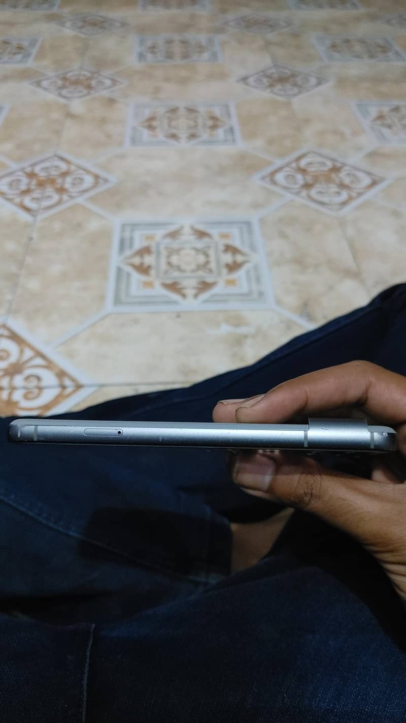 Google Pixel 8 4