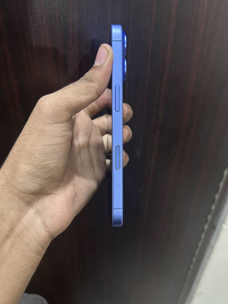Apple iPhone 16 4