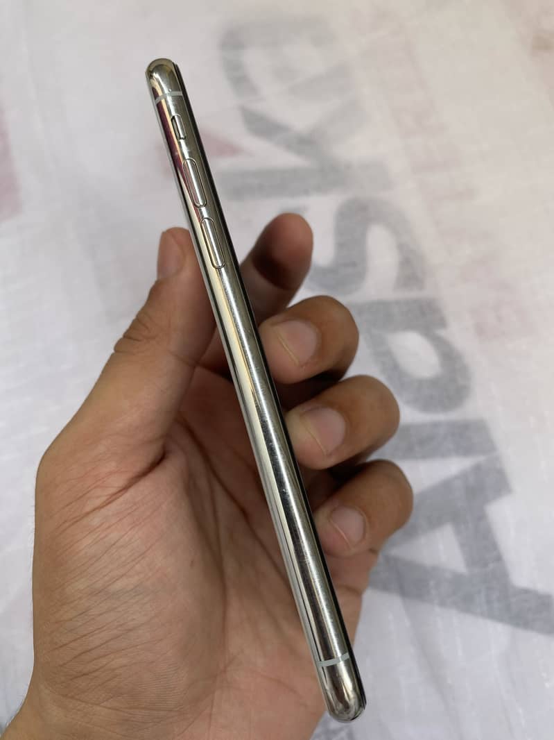 Apple iPhone X 4