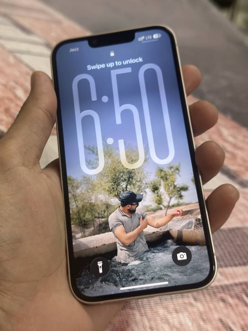 Apple iPhone 13 8