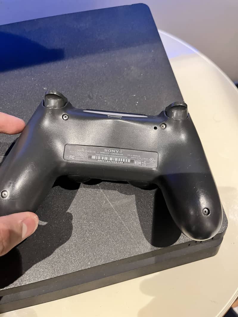 PS4 Slim 2