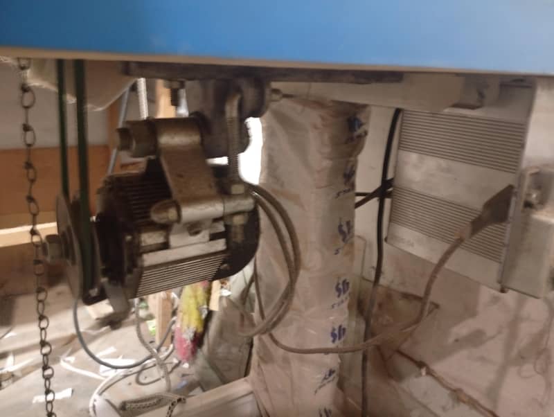 button attaching machine 4