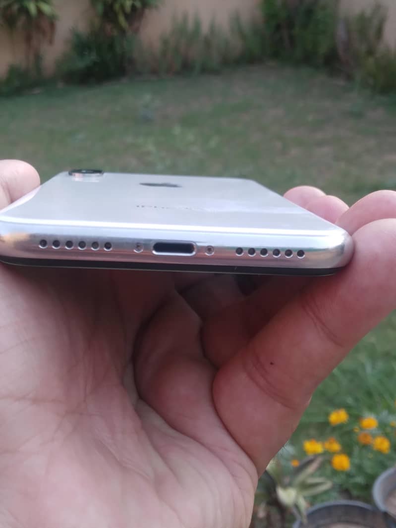 Apple iPhone X 4