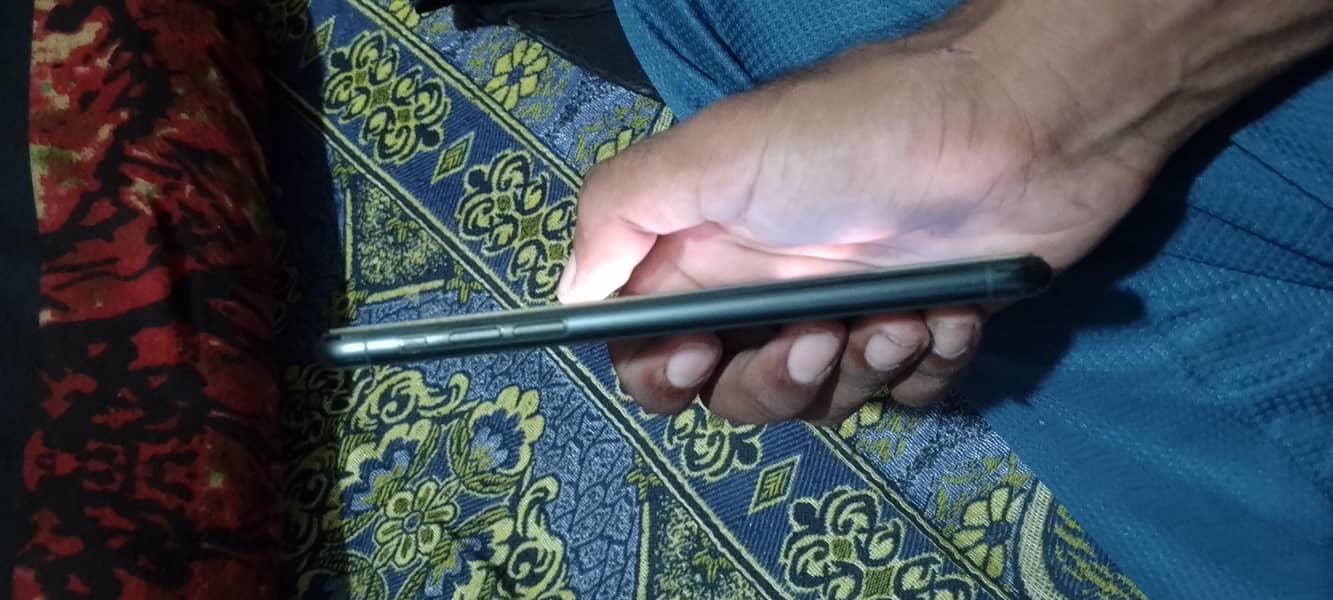 Apple iPhone 11 Pro Max 4