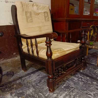 5 seater sofa set. total 3 peace.     03211133458
