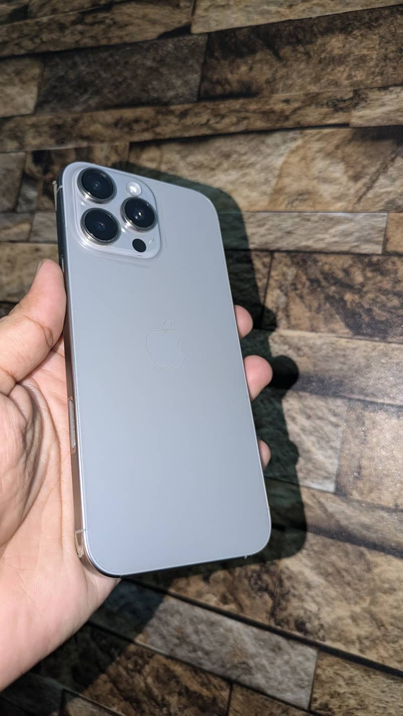 Apple iPhone 16 Pro Max 1