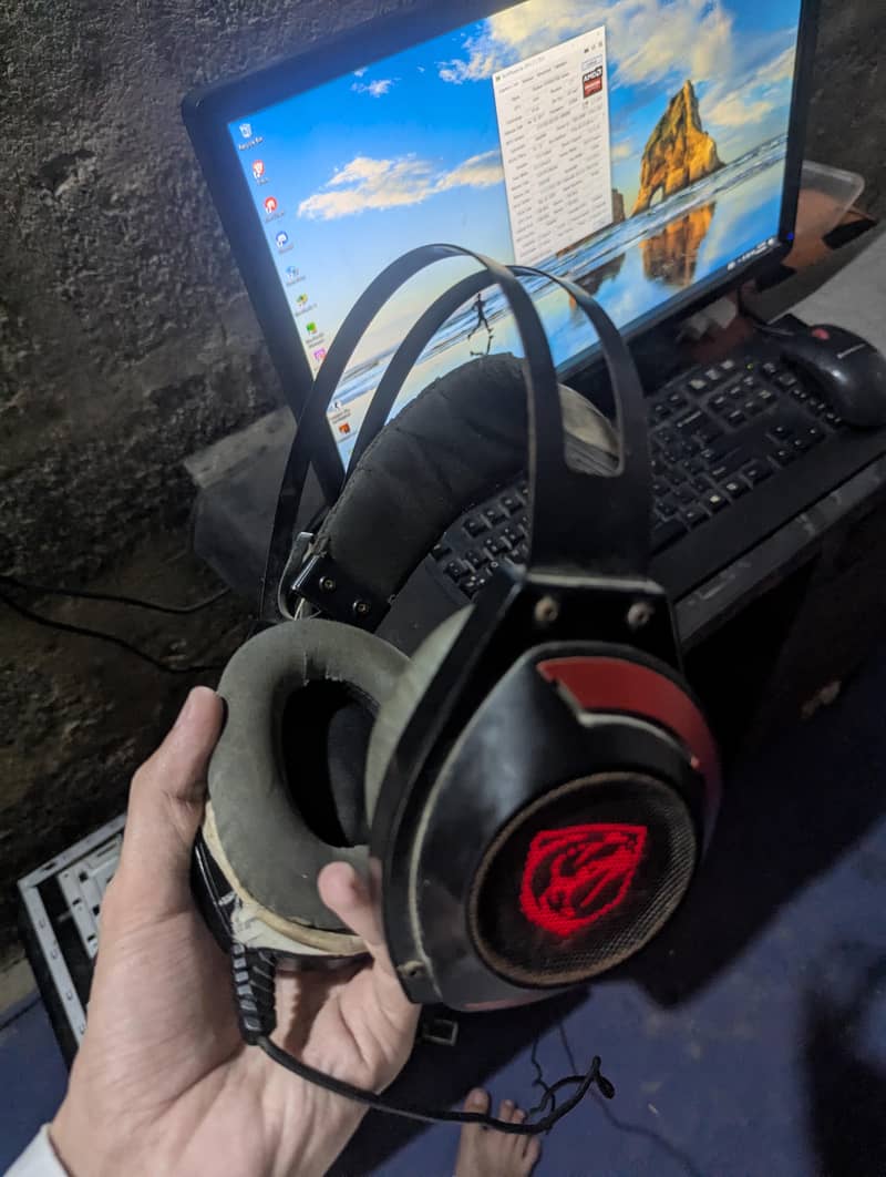 Normal Gaming pc with lcd mouse keyboard headphone and cables 1