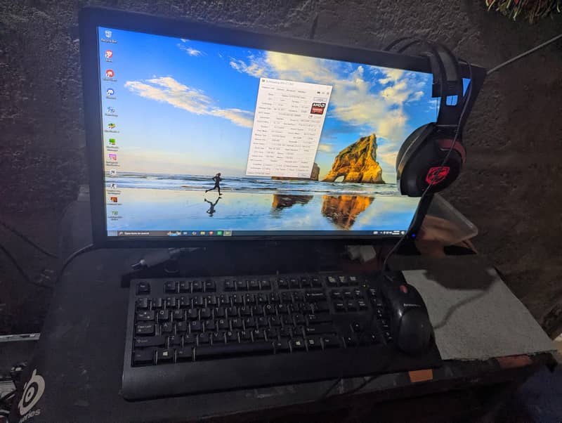 Normal Gaming pc with lcd mouse keyboard headphone and cables 3