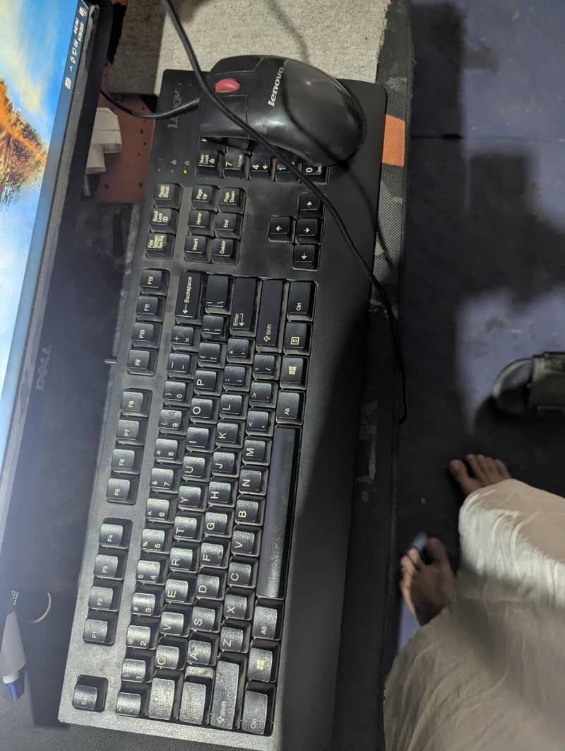 Normal Gaming pc with lcd mouse keyboard headphone and cables 4