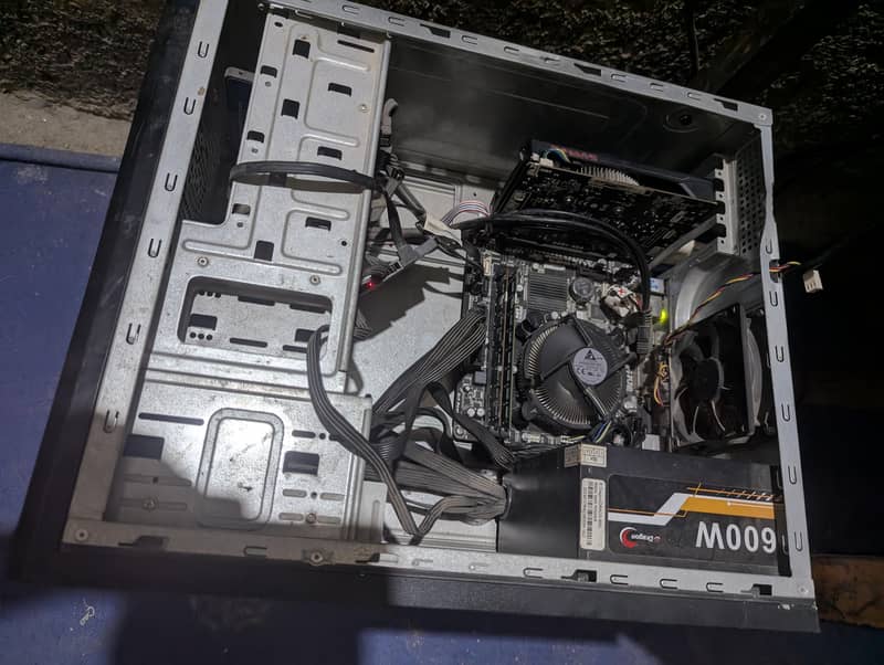 Normal Gaming pc with lcd mouse keyboard headphone and cables 5