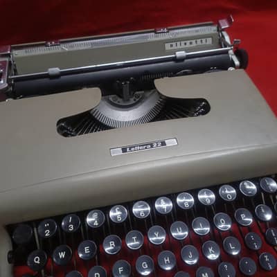 Typewriter Olivetti Lettera 22
