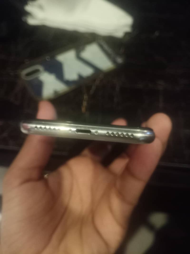 Apple iPhone X 4
