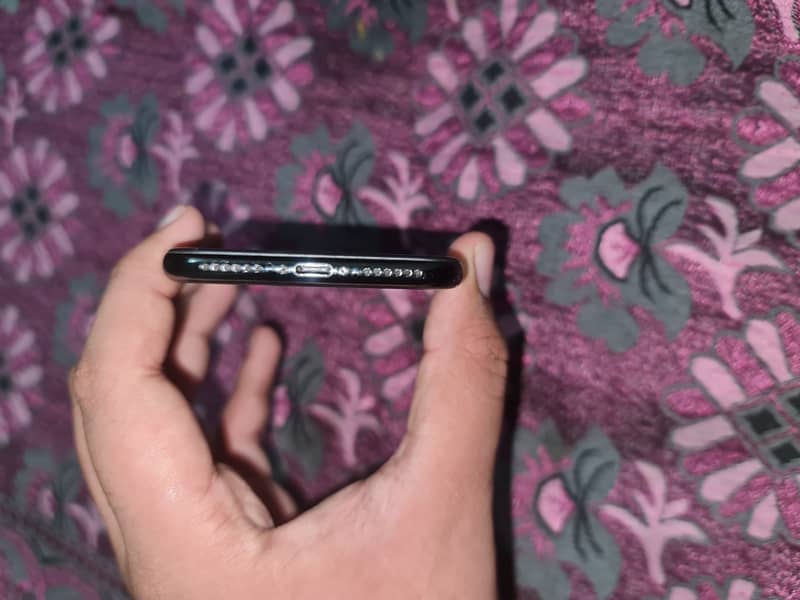 Apple iPhone X 4