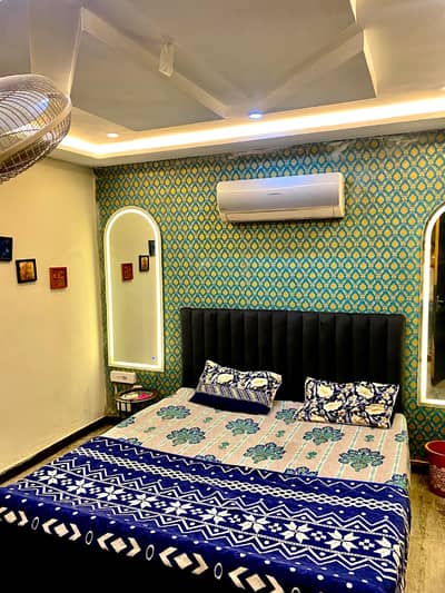 One bed vip apartment available on daily weakly basis in bahria town lahore and also available on short stay like 3/4 hours or for night stay for couples and families