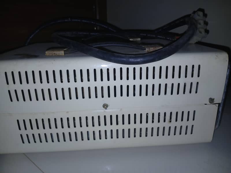 A 30 universal 3000 watts Automatic stablizer 1