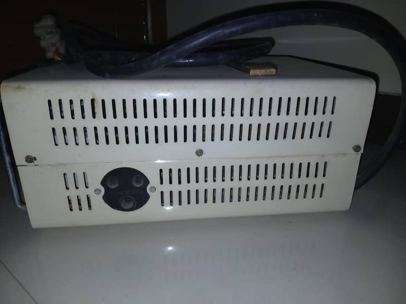 A 30 universal 3000 watts Automatic stablizer 4