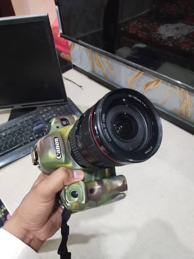 6D Mark II with 24-105 lesnse