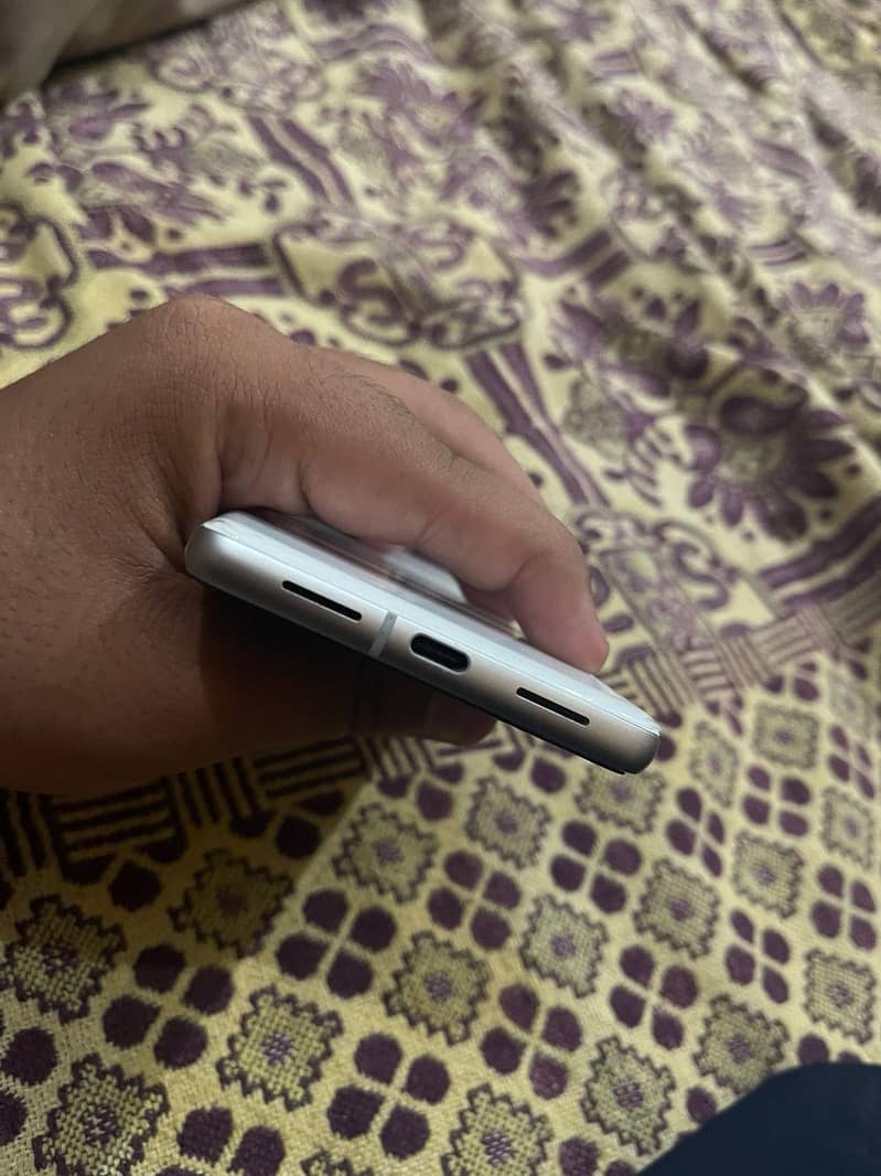 Google Pixel 7 4