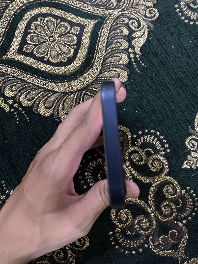 Apple iPhone 12 4