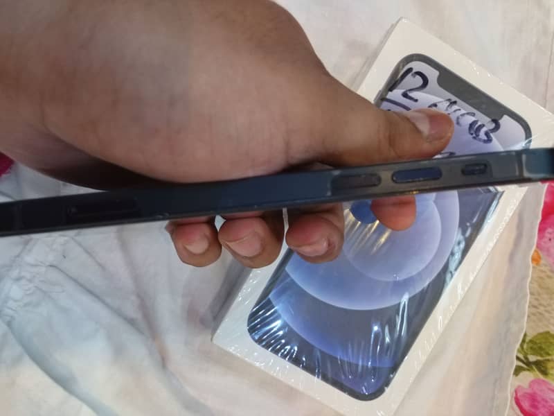 Apple iPhone 12 4