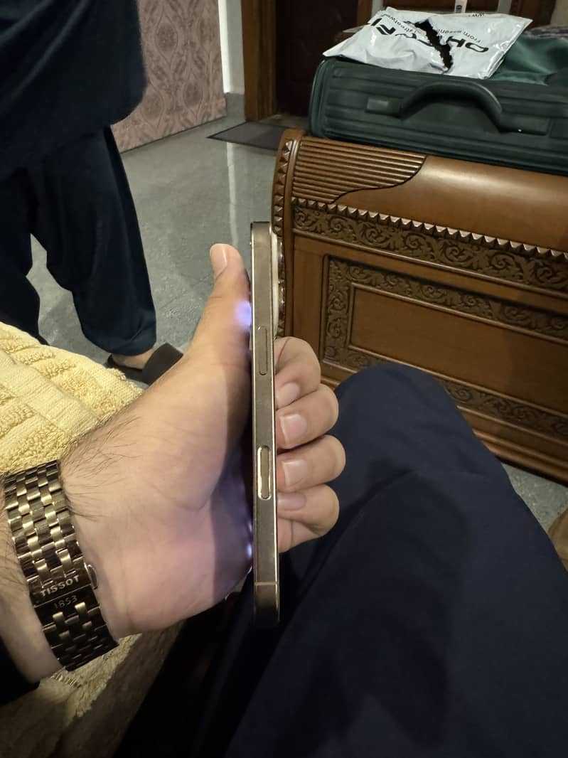 iPhone 16 Pro 4