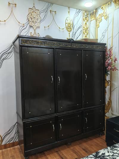 3 Door Almari For Sale just Side Kharab Hai Wo Be Pani Sa